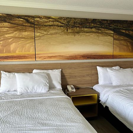 Days Inn By Wyndham Hinesville Near Fort Stewart, Newly Renovated, Free Hot Breakfast, Restaurant And Bar Exterior foto