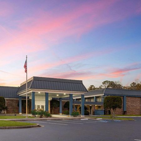 Days Inn By Wyndham Hinesville Near Fort Stewart, Newly Renovated, Free Hot Breakfast, Restaurant And Bar Exterior foto