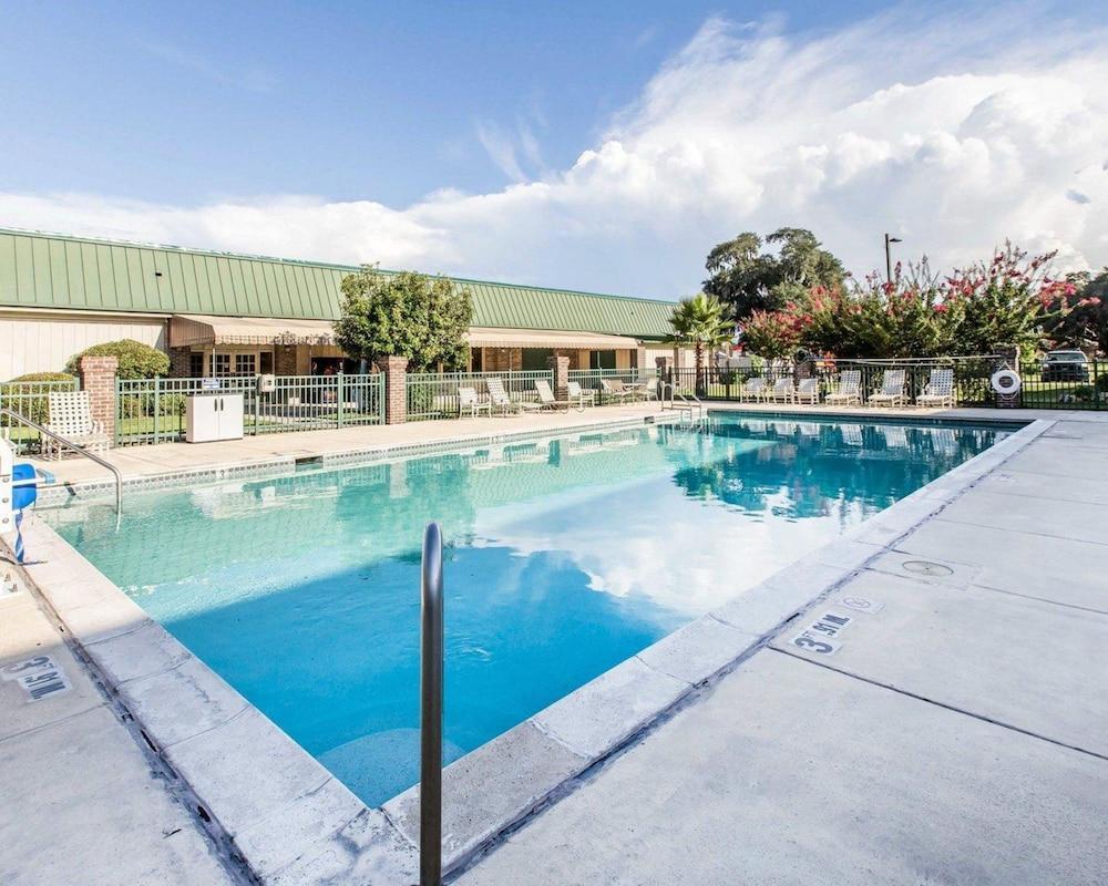 Days Inn By Wyndham Hinesville Near Fort Stewart, Newly Renovated, Free Hot Breakfast, Restaurant And Bar Exterior foto