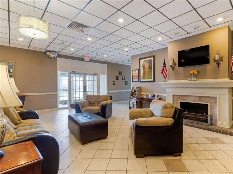 Days Inn By Wyndham Hinesville Near Fort Stewart, Newly Renovated, Free Hot Breakfast, Restaurant And Bar Exterior foto