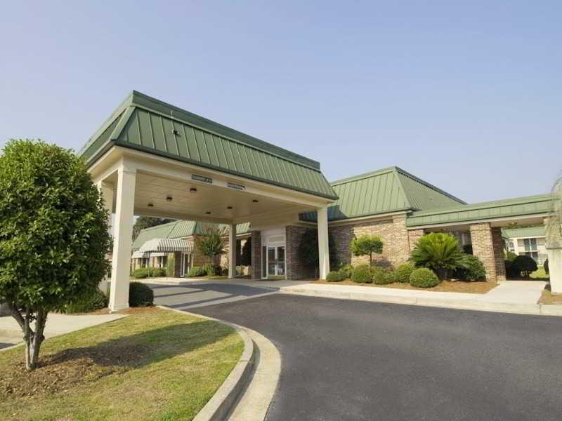 Days Inn By Wyndham Hinesville Near Fort Stewart, Newly Renovated, Free Hot Breakfast, Restaurant And Bar Exterior foto