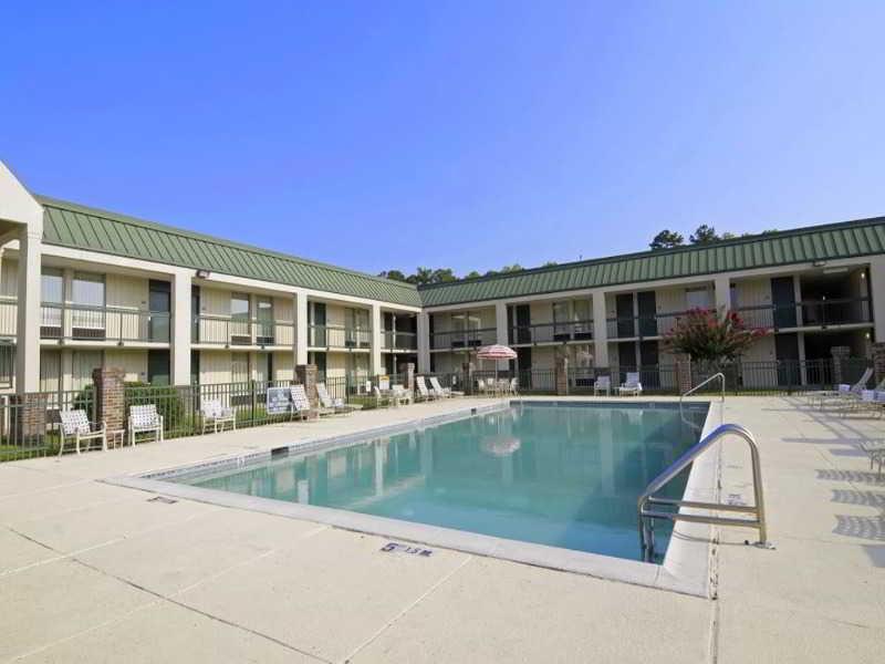 Days Inn By Wyndham Hinesville Near Fort Stewart, Newly Renovated, Free Hot Breakfast, Restaurant And Bar Exterior foto