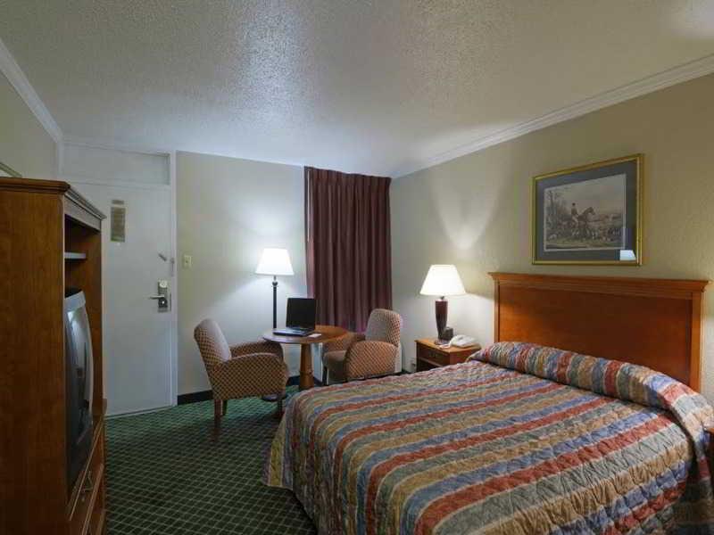 Days Inn By Wyndham Hinesville Near Fort Stewart, Newly Renovated, Free Hot Breakfast, Restaurant And Bar Habitación foto