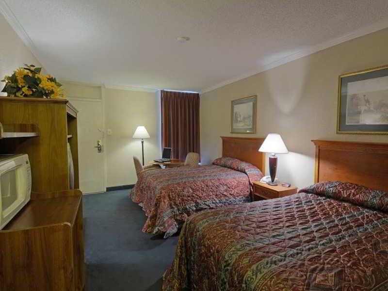 Days Inn By Wyndham Hinesville Near Fort Stewart, Newly Renovated, Free Hot Breakfast, Restaurant And Bar Exterior foto