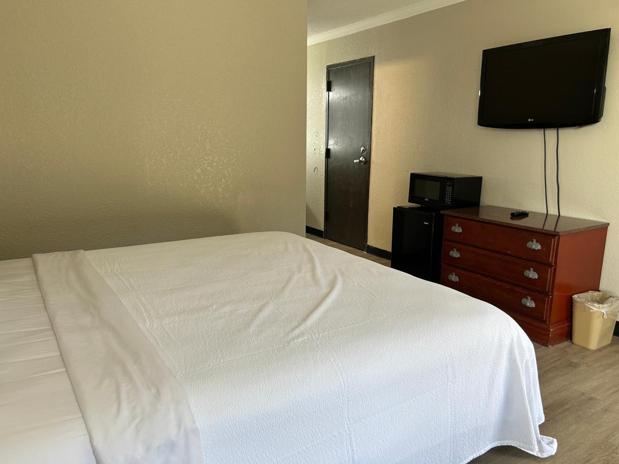 Days Inn By Wyndham Hinesville Near Fort Stewart, Newly Renovated, Free Hot Breakfast, Restaurant And Bar Exterior foto