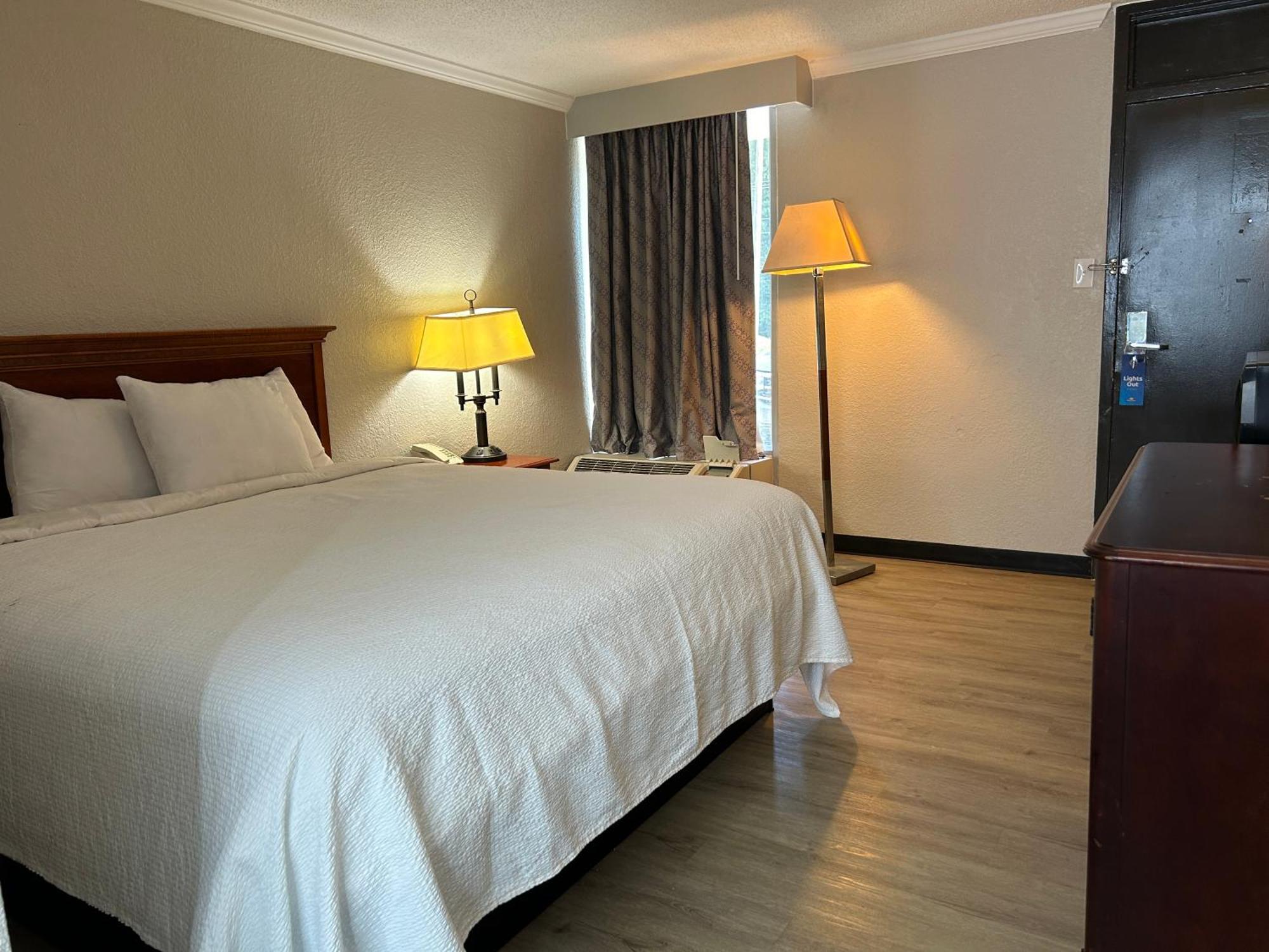 Days Inn By Wyndham Hinesville Near Fort Stewart, Newly Renovated, Free Hot Breakfast, Restaurant And Bar Exterior foto