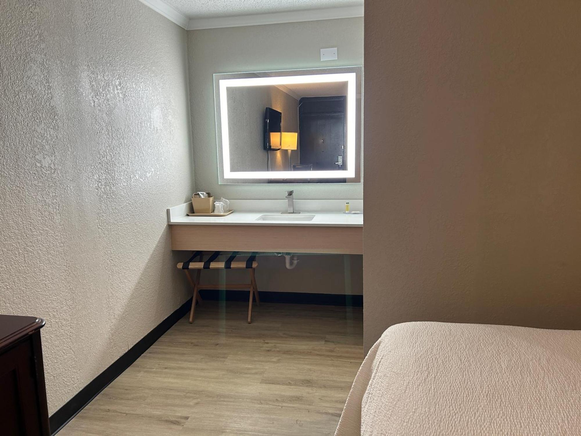 Days Inn By Wyndham Hinesville Near Fort Stewart, Newly Renovated, Free Hot Breakfast, Restaurant And Bar Exterior foto