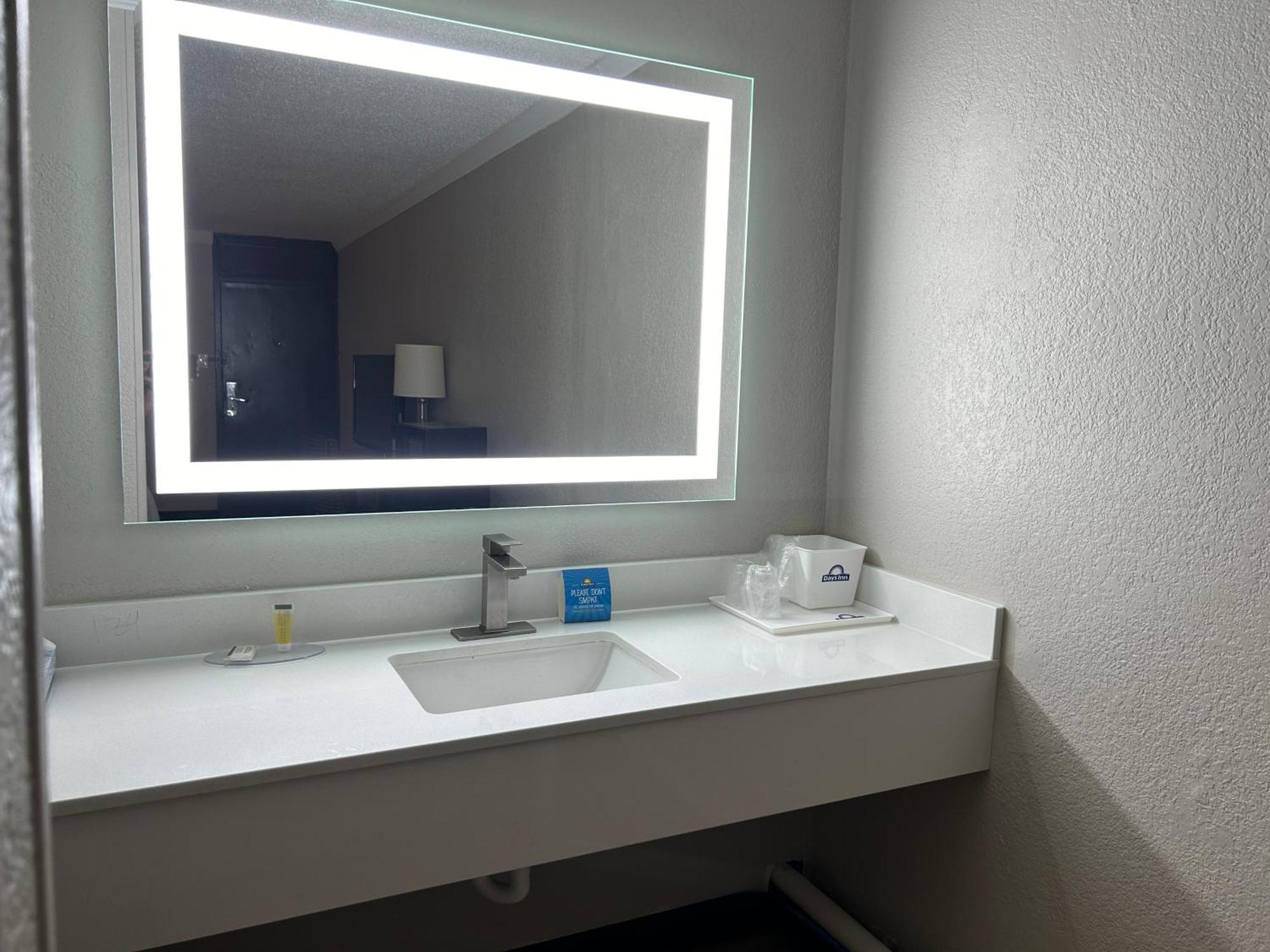 Days Inn By Wyndham Hinesville Near Fort Stewart, Newly Renovated, Free Hot Breakfast, Restaurant And Bar Exterior foto