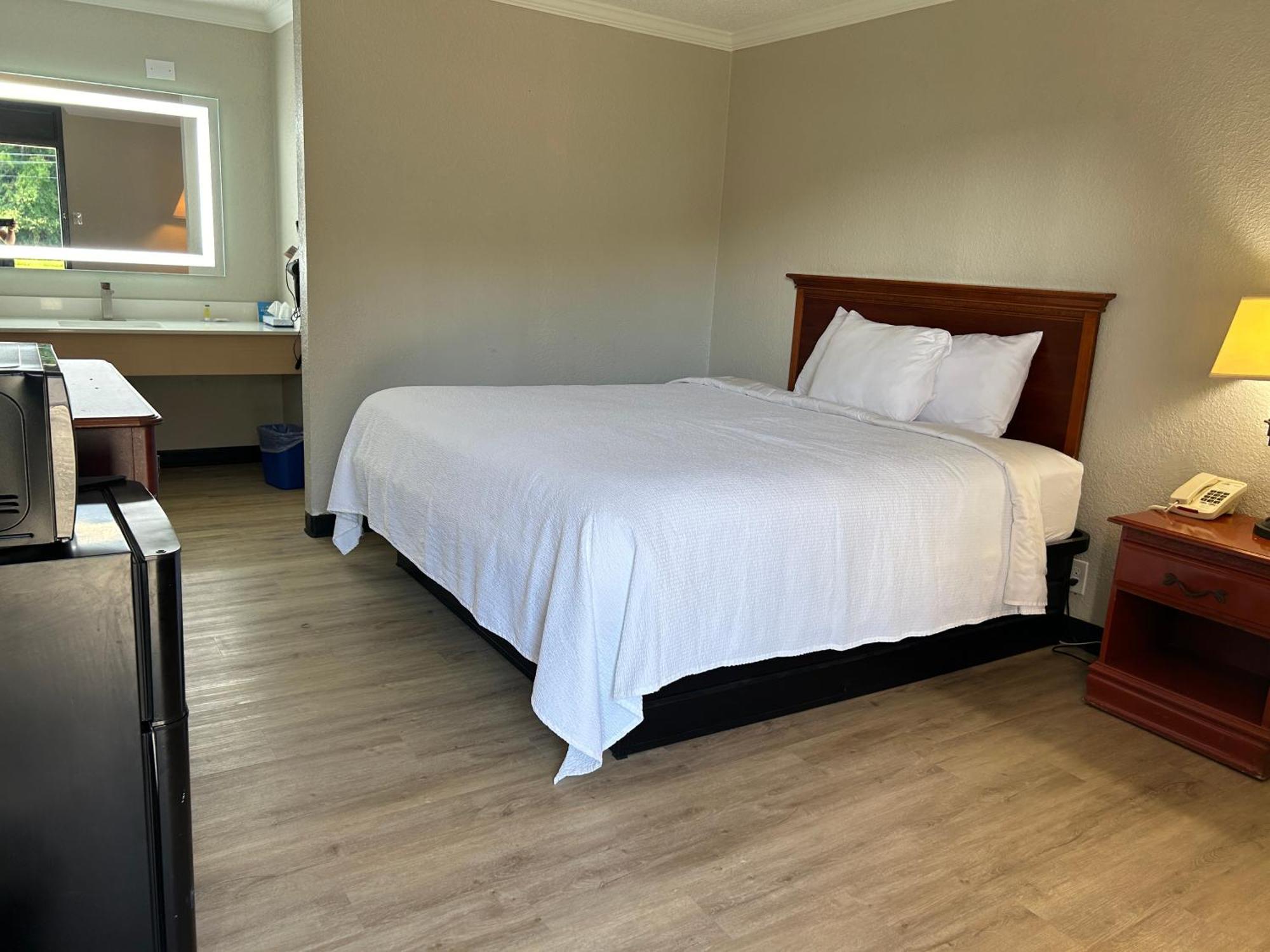 Days Inn By Wyndham Hinesville Near Fort Stewart, Newly Renovated, Free Hot Breakfast, Restaurant And Bar Exterior foto