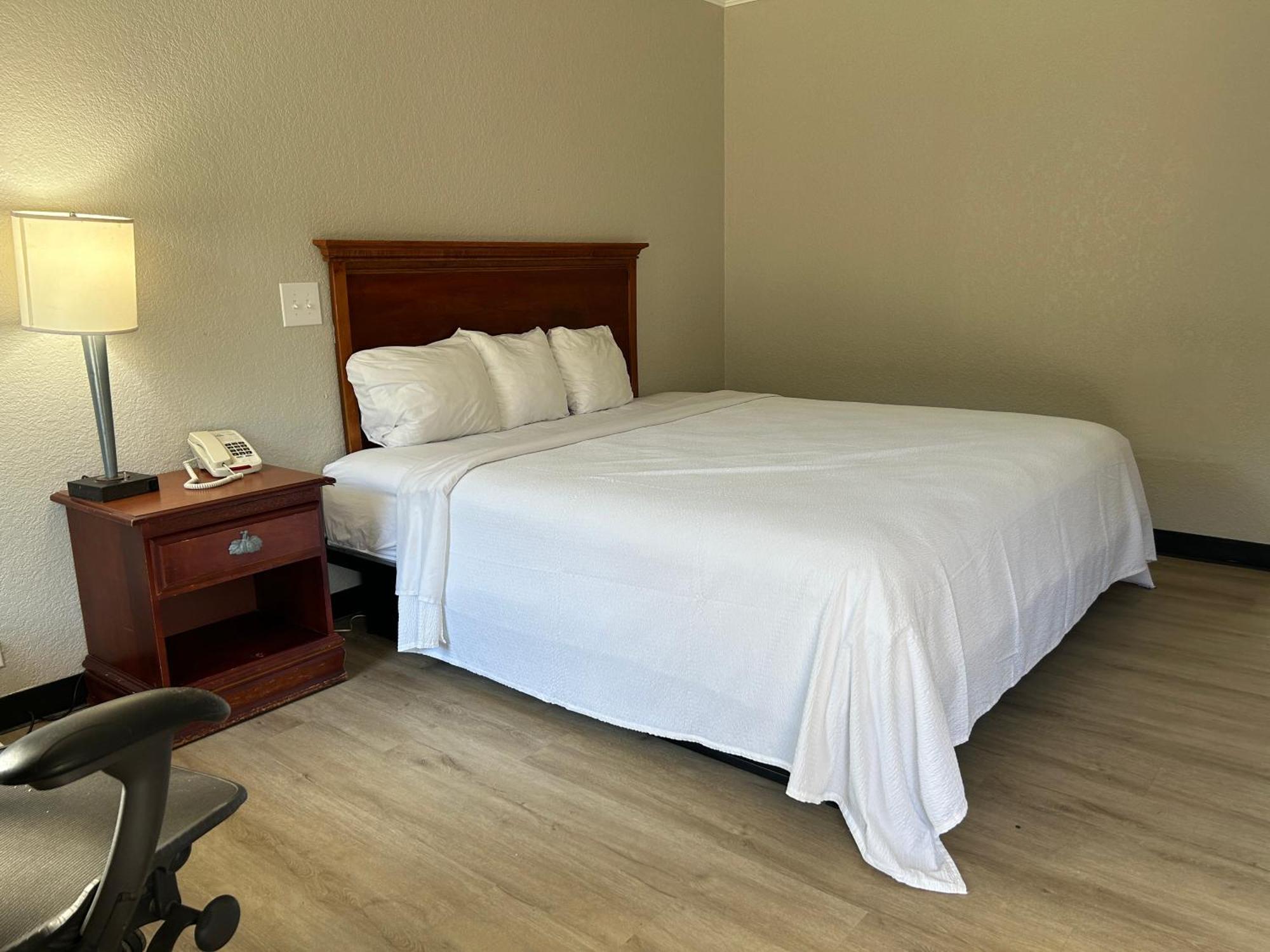 Days Inn By Wyndham Hinesville Near Fort Stewart, Newly Renovated, Free Hot Breakfast, Restaurant And Bar Exterior foto