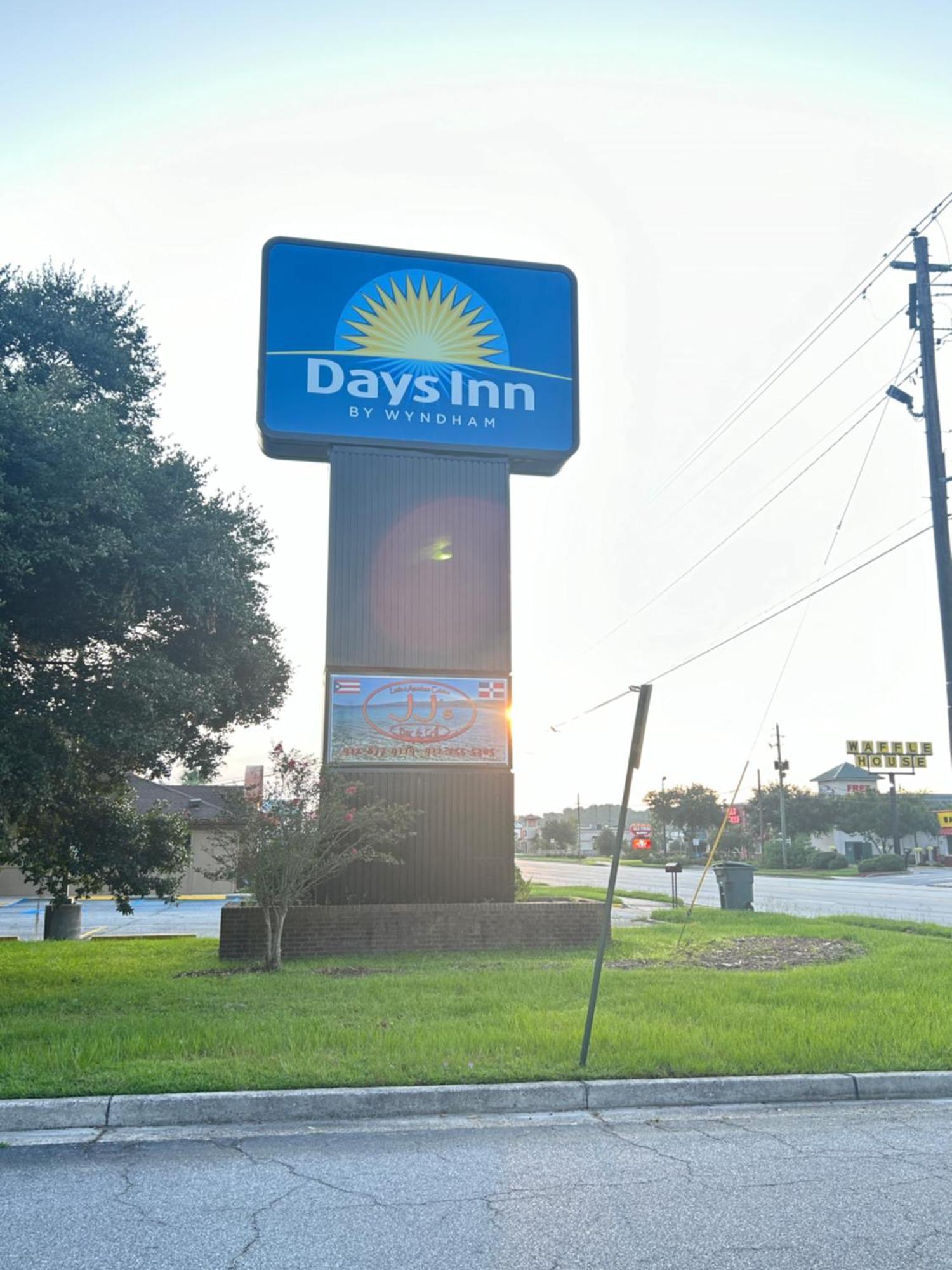 Days Inn By Wyndham Hinesville Near Fort Stewart, Newly Renovated, Free Hot Breakfast, Restaurant And Bar Exterior foto