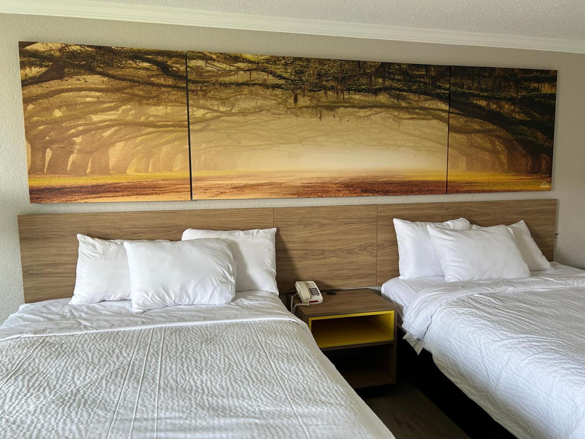 Days Inn By Wyndham Hinesville Near Fort Stewart, Newly Renovated, Free Hot Breakfast, Restaurant And Bar Exterior foto