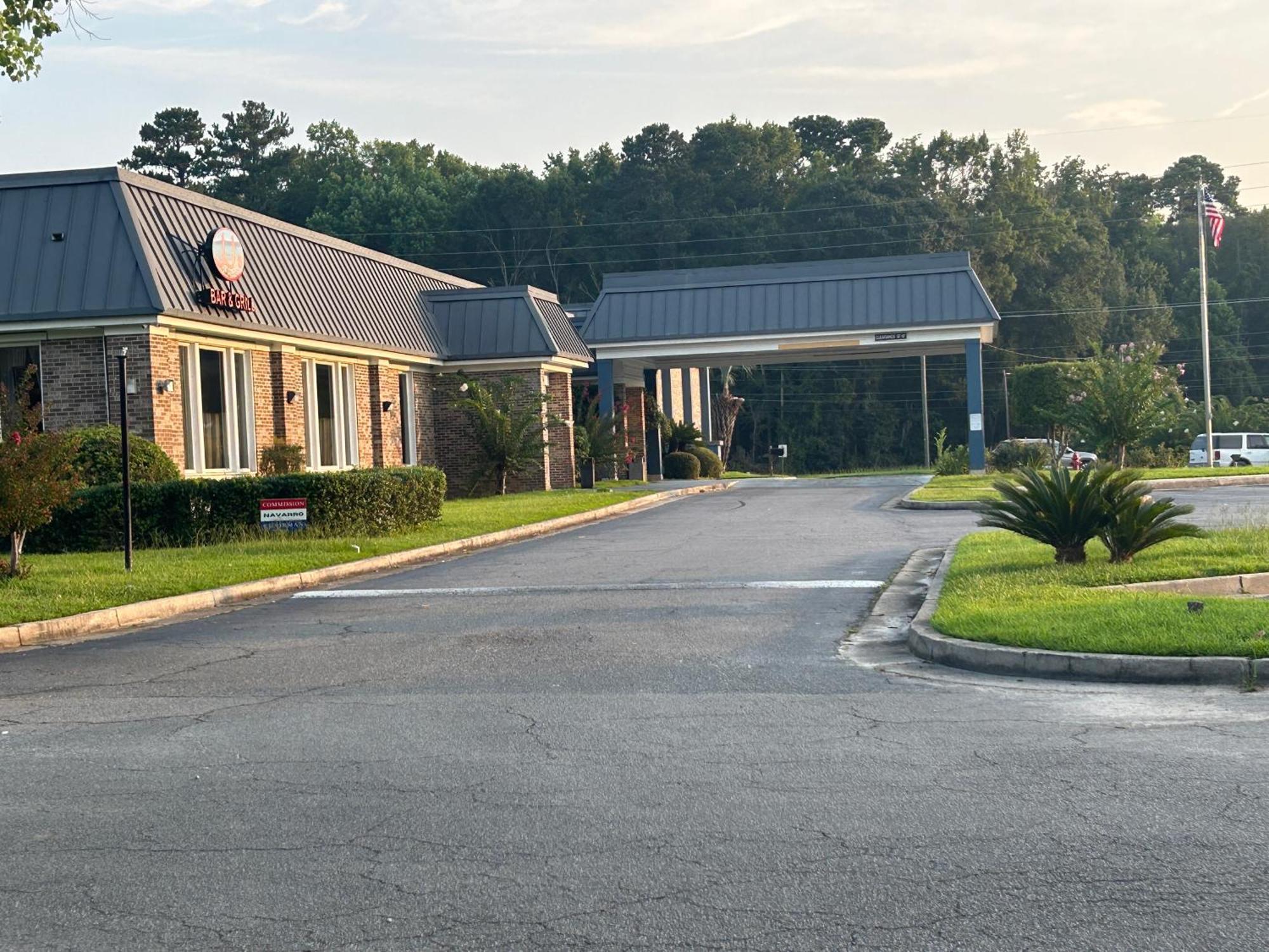 Days Inn By Wyndham Hinesville Near Fort Stewart, Newly Renovated, Free Hot Breakfast, Restaurant And Bar Exterior foto