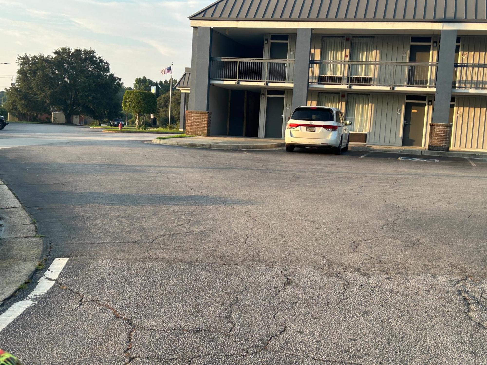 Days Inn By Wyndham Hinesville Near Fort Stewart, Newly Renovated, Free Hot Breakfast, Restaurant And Bar Exterior foto