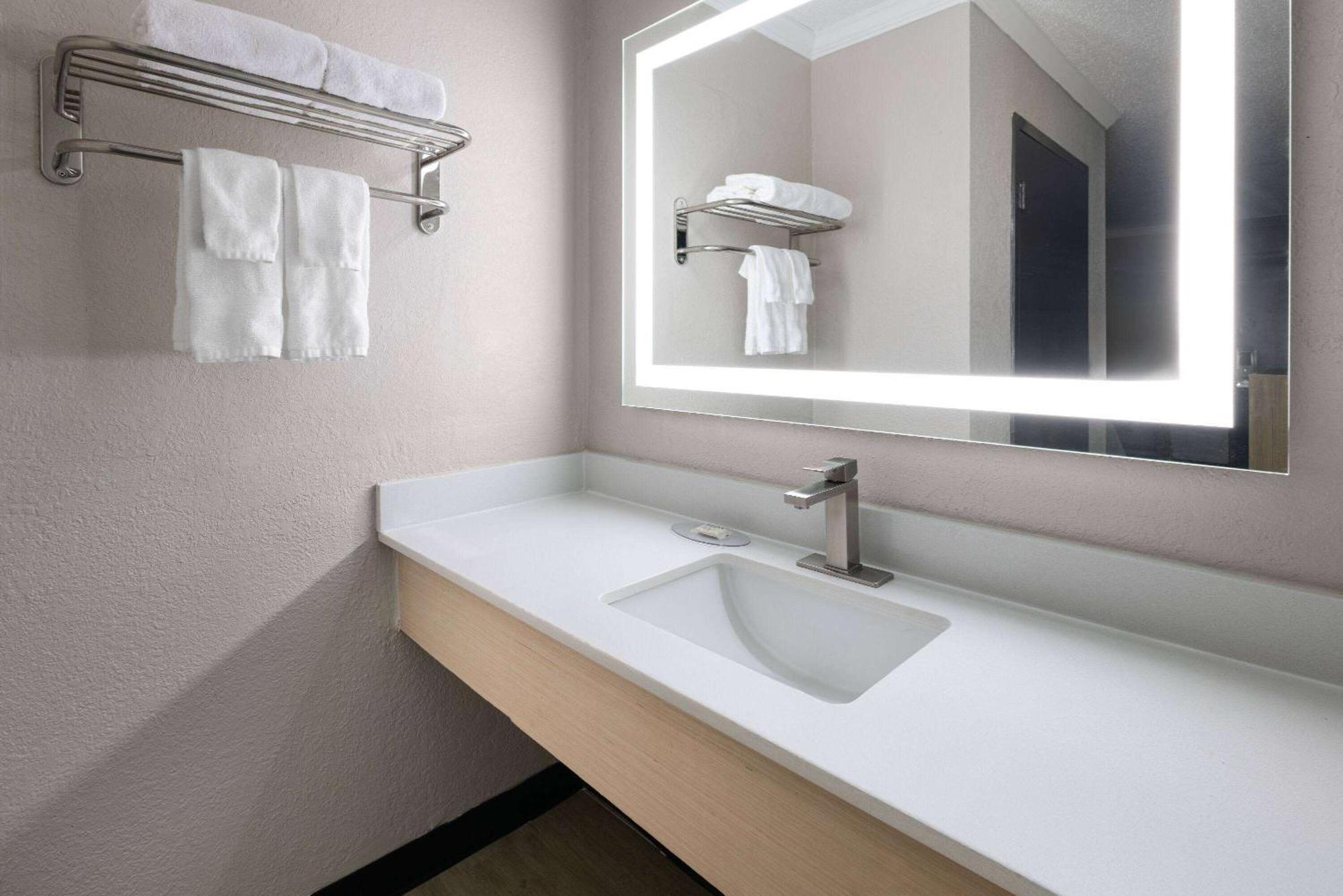 Days Inn By Wyndham Hinesville Near Fort Stewart, Newly Renovated, Free Hot Breakfast, Restaurant And Bar Exterior foto
