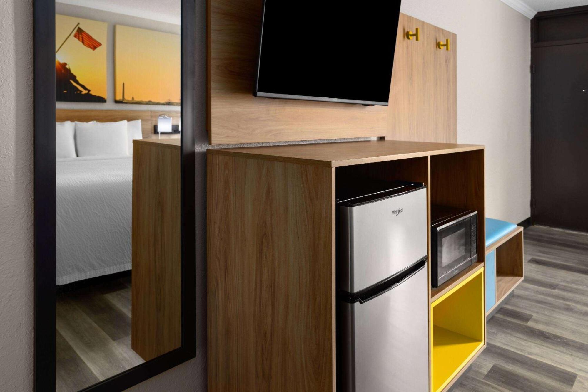 Days Inn By Wyndham Hinesville Near Fort Stewart, Newly Renovated, Free Hot Breakfast, Restaurant And Bar Exterior foto