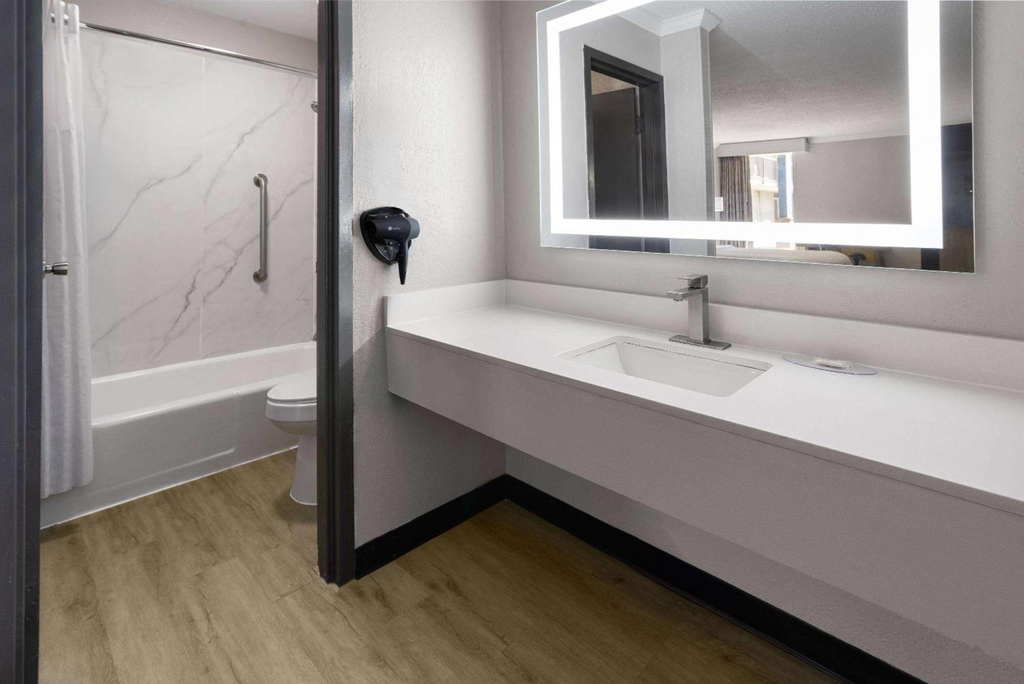 Days Inn By Wyndham Hinesville Near Fort Stewart, Newly Renovated, Free Hot Breakfast, Restaurant And Bar Exterior foto