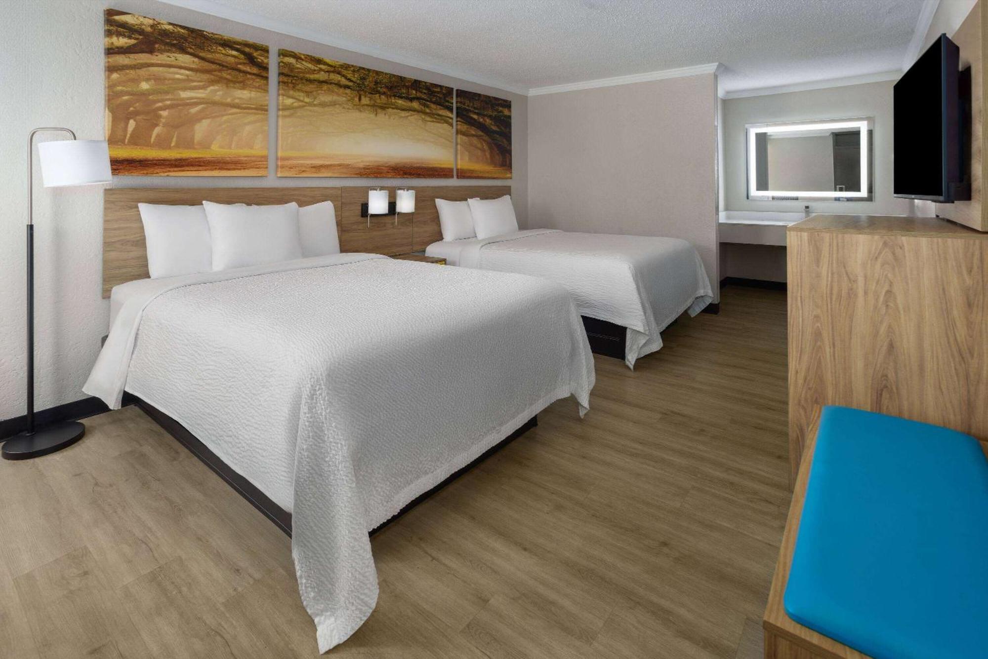 Days Inn By Wyndham Hinesville Near Fort Stewart, Newly Renovated, Free Hot Breakfast, Restaurant And Bar Exterior foto