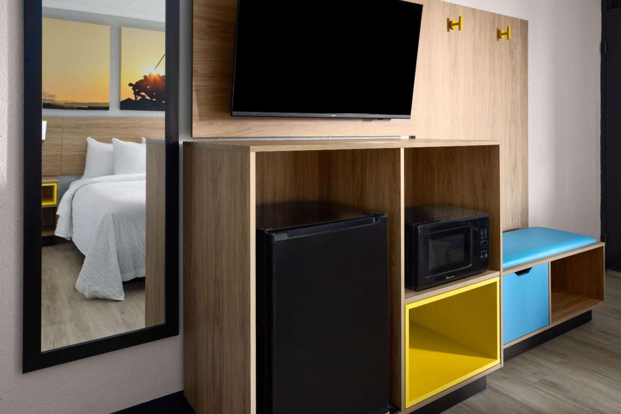 Days Inn By Wyndham Hinesville Near Fort Stewart, Newly Renovated, Free Hot Breakfast, Restaurant And Bar Exterior foto