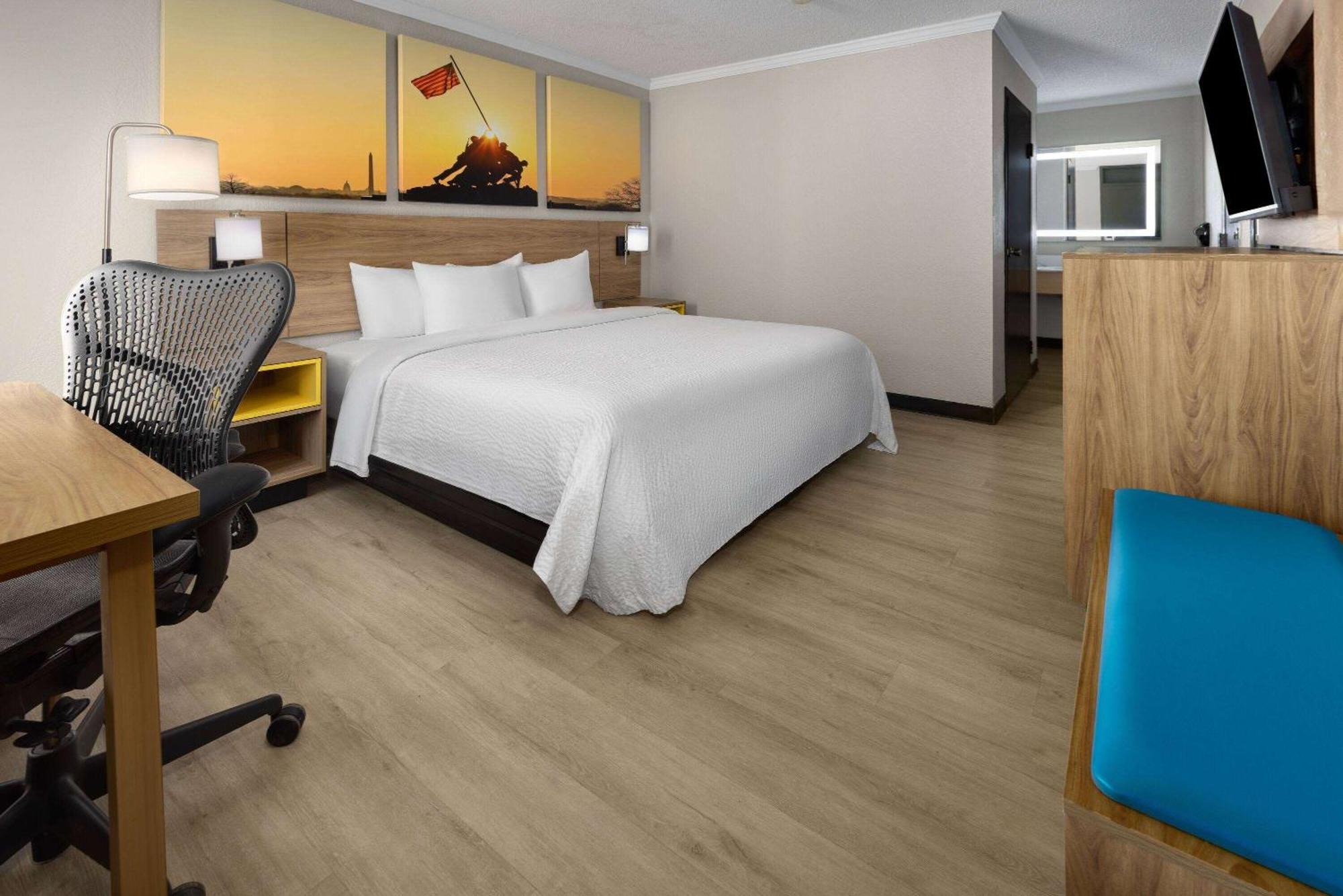 Days Inn By Wyndham Hinesville Near Fort Stewart, Newly Renovated, Free Hot Breakfast, Restaurant And Bar Exterior foto
