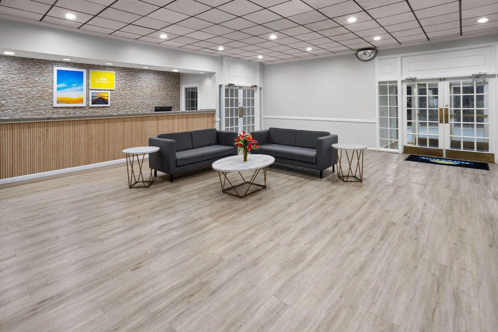 Days Inn By Wyndham Hinesville Near Fort Stewart, Newly Renovated, Free Hot Breakfast, Restaurant And Bar Exterior foto