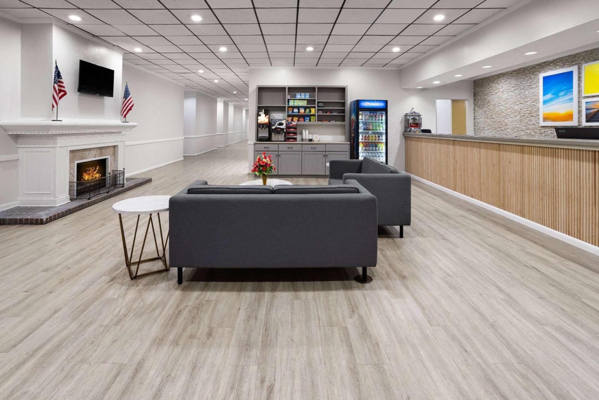 Days Inn By Wyndham Hinesville Near Fort Stewart, Newly Renovated, Free Hot Breakfast, Restaurant And Bar Exterior foto