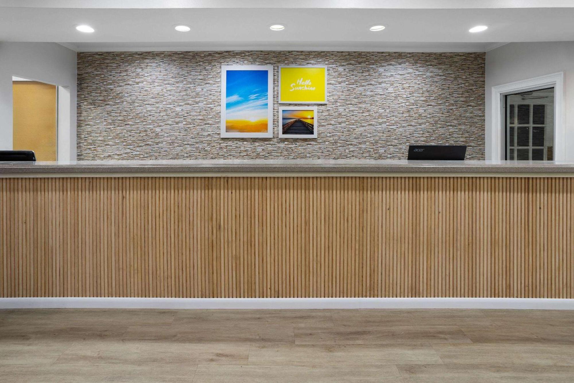 Days Inn By Wyndham Hinesville Near Fort Stewart, Newly Renovated, Free Hot Breakfast, Restaurant And Bar Exterior foto