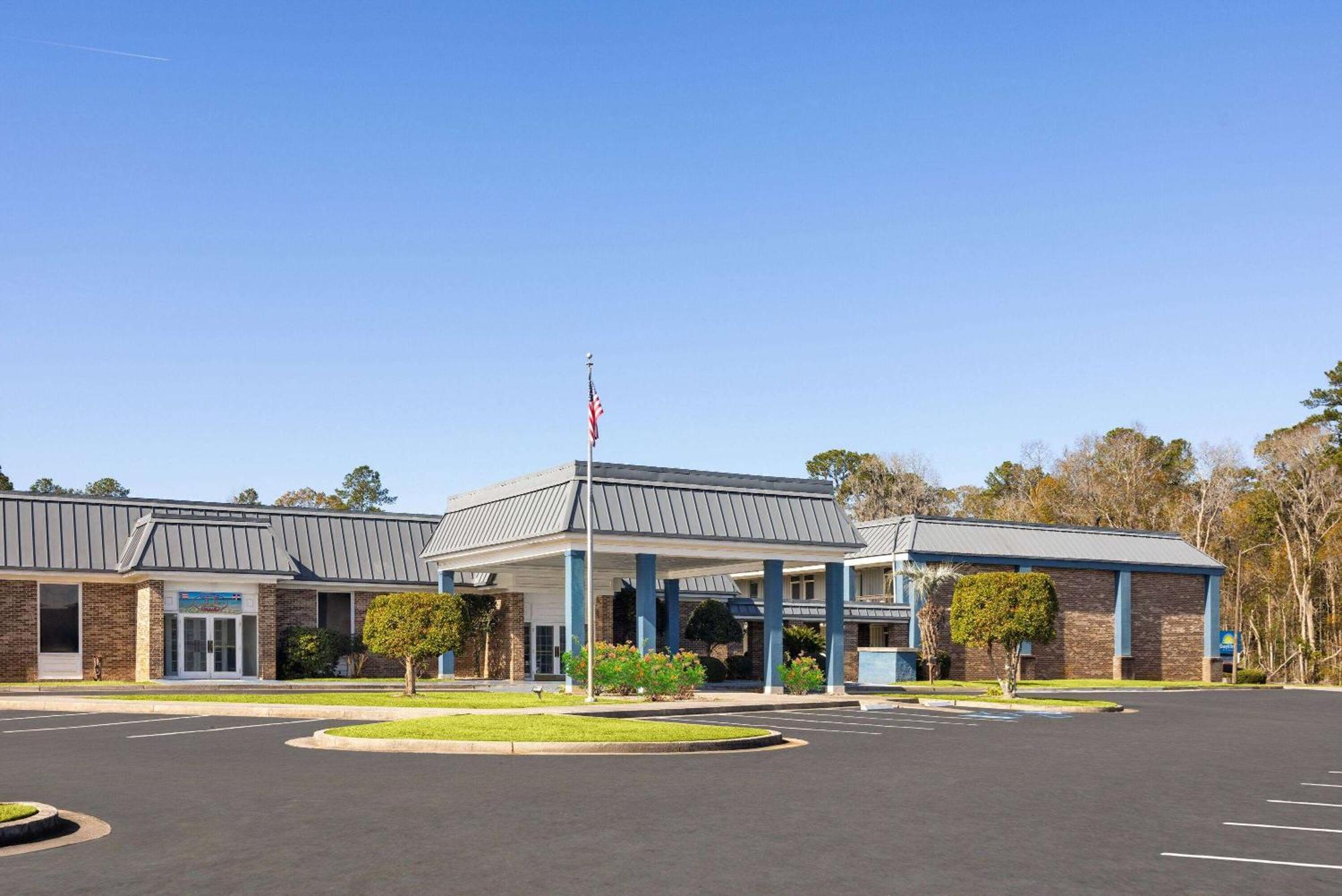 Days Inn By Wyndham Hinesville Near Fort Stewart, Newly Renovated, Free Hot Breakfast, Restaurant And Bar Exterior foto