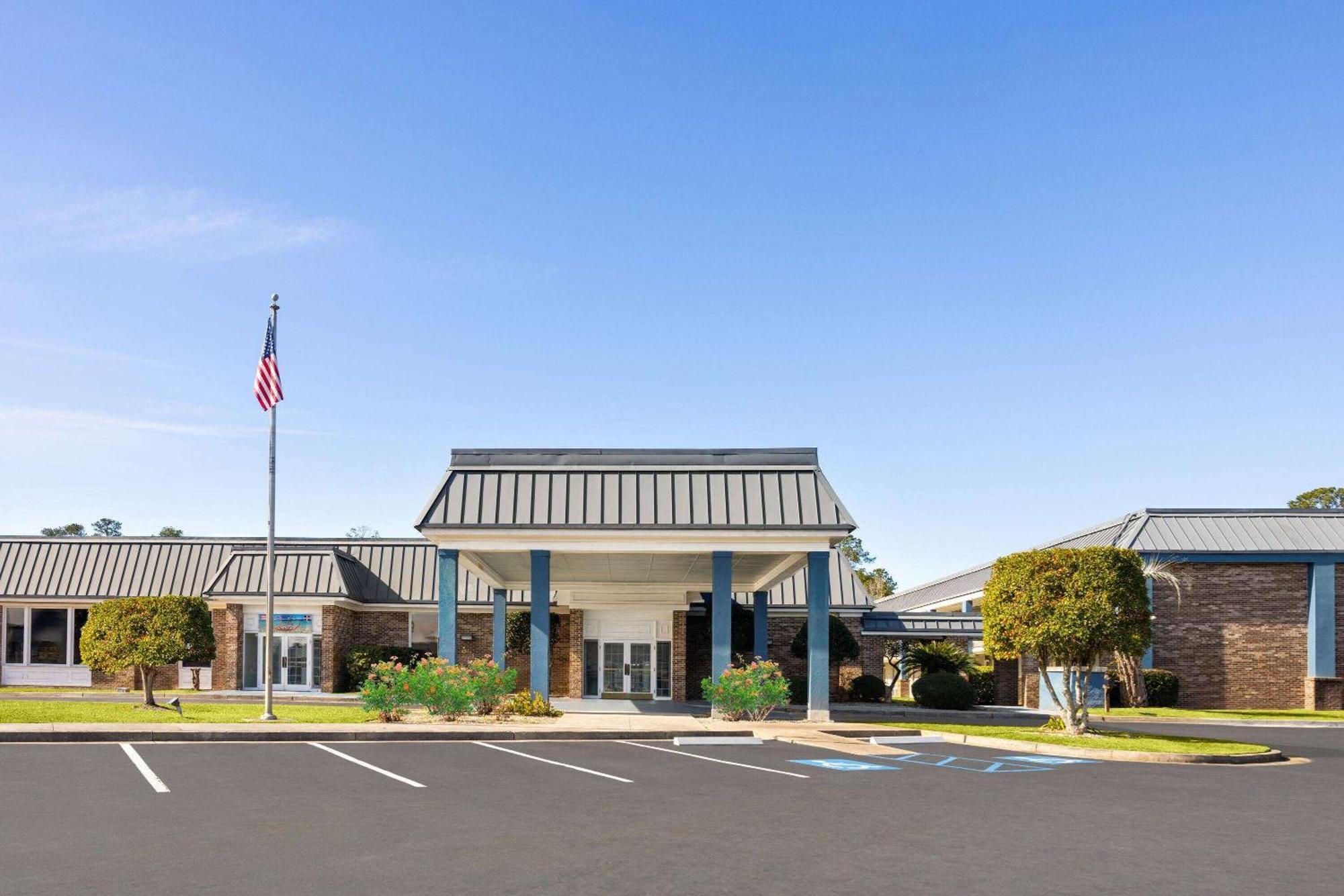 Days Inn By Wyndham Hinesville Near Fort Stewart, Newly Renovated, Free Hot Breakfast, Restaurant And Bar Exterior foto