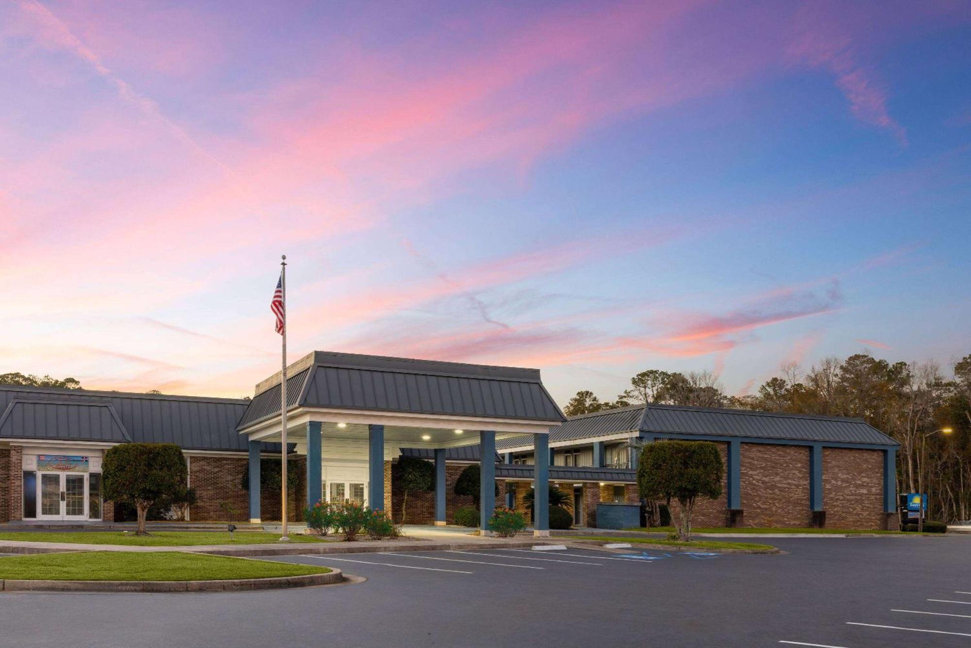 Days Inn By Wyndham Hinesville Near Fort Stewart, Newly Renovated, Free Hot Breakfast, Restaurant And Bar Exterior foto