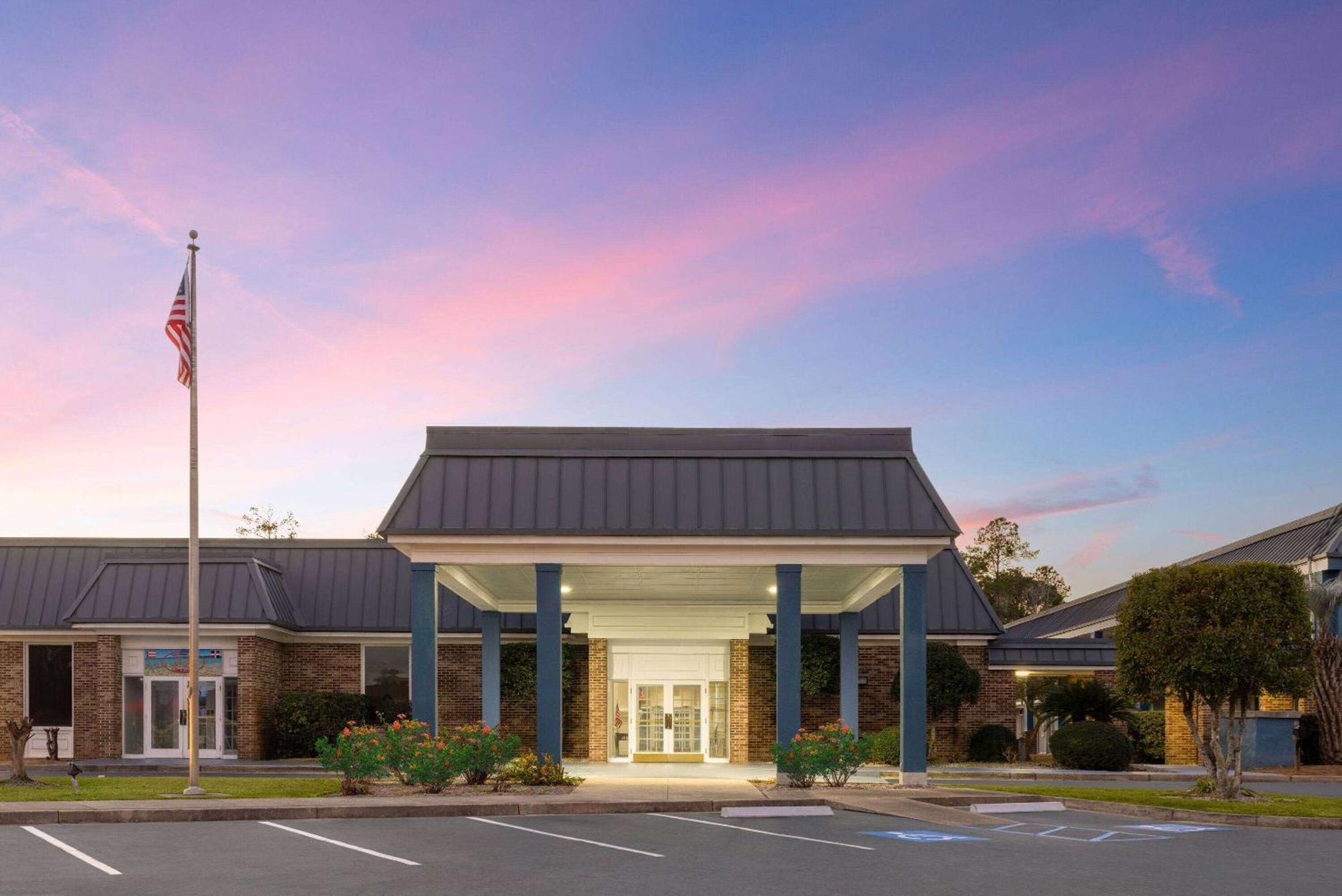 Days Inn By Wyndham Hinesville Near Fort Stewart, Newly Renovated, Free Hot Breakfast, Restaurant And Bar Exterior foto