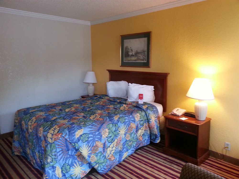 Days Inn By Wyndham Hinesville Near Fort Stewart, Newly Renovated, Free Hot Breakfast, Restaurant And Bar Exterior foto