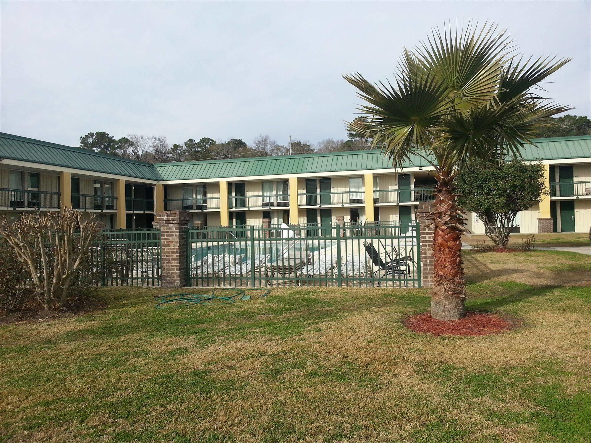 Days Inn By Wyndham Hinesville Near Fort Stewart, Newly Renovated, Free Hot Breakfast, Restaurant And Bar Exterior foto