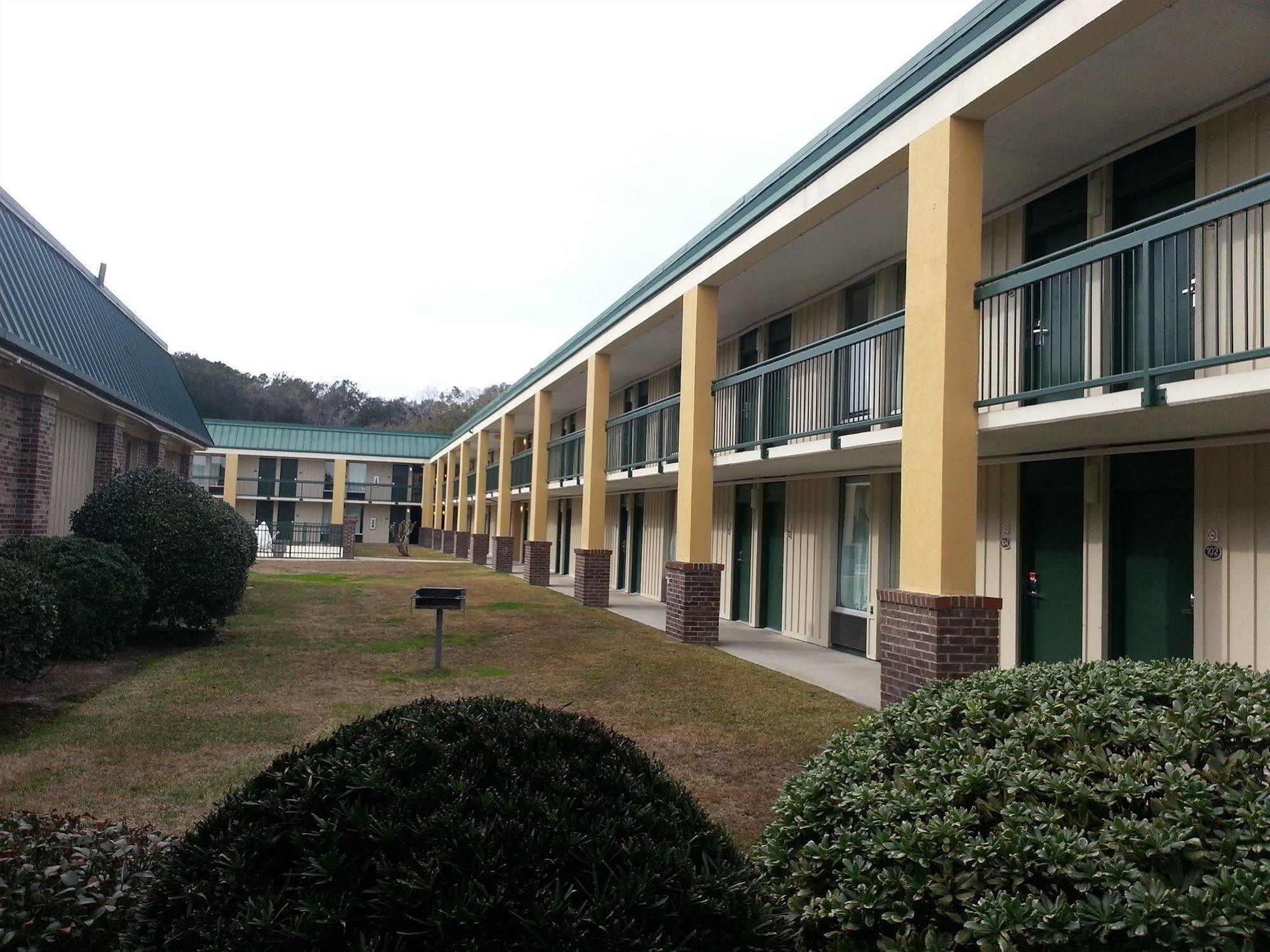 Days Inn By Wyndham Hinesville Near Fort Stewart, Newly Renovated, Free Hot Breakfast, Restaurant And Bar Exterior foto