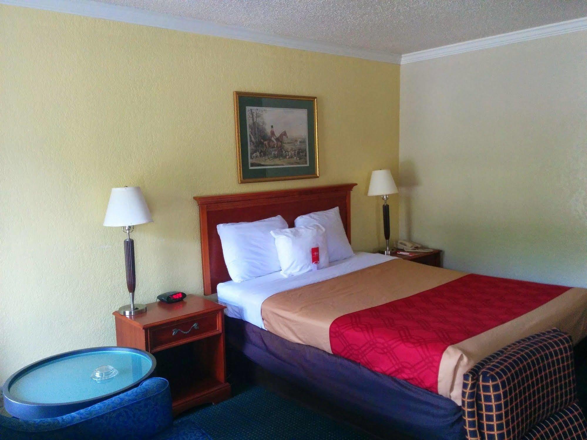 Days Inn By Wyndham Hinesville Near Fort Stewart, Newly Renovated, Free Hot Breakfast, Restaurant And Bar Exterior foto