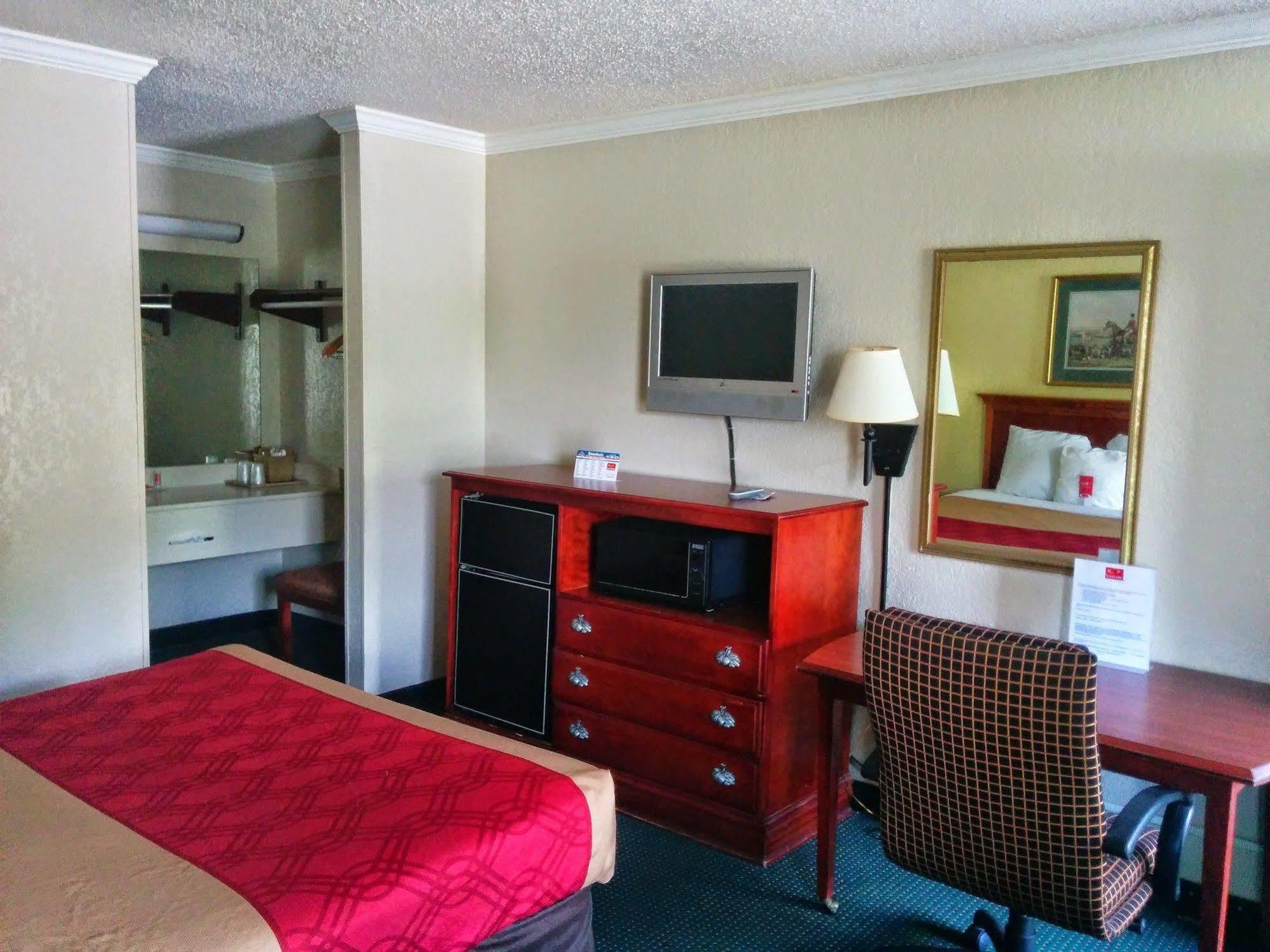 Days Inn By Wyndham Hinesville Near Fort Stewart, Newly Renovated, Free Hot Breakfast, Restaurant And Bar Exterior foto