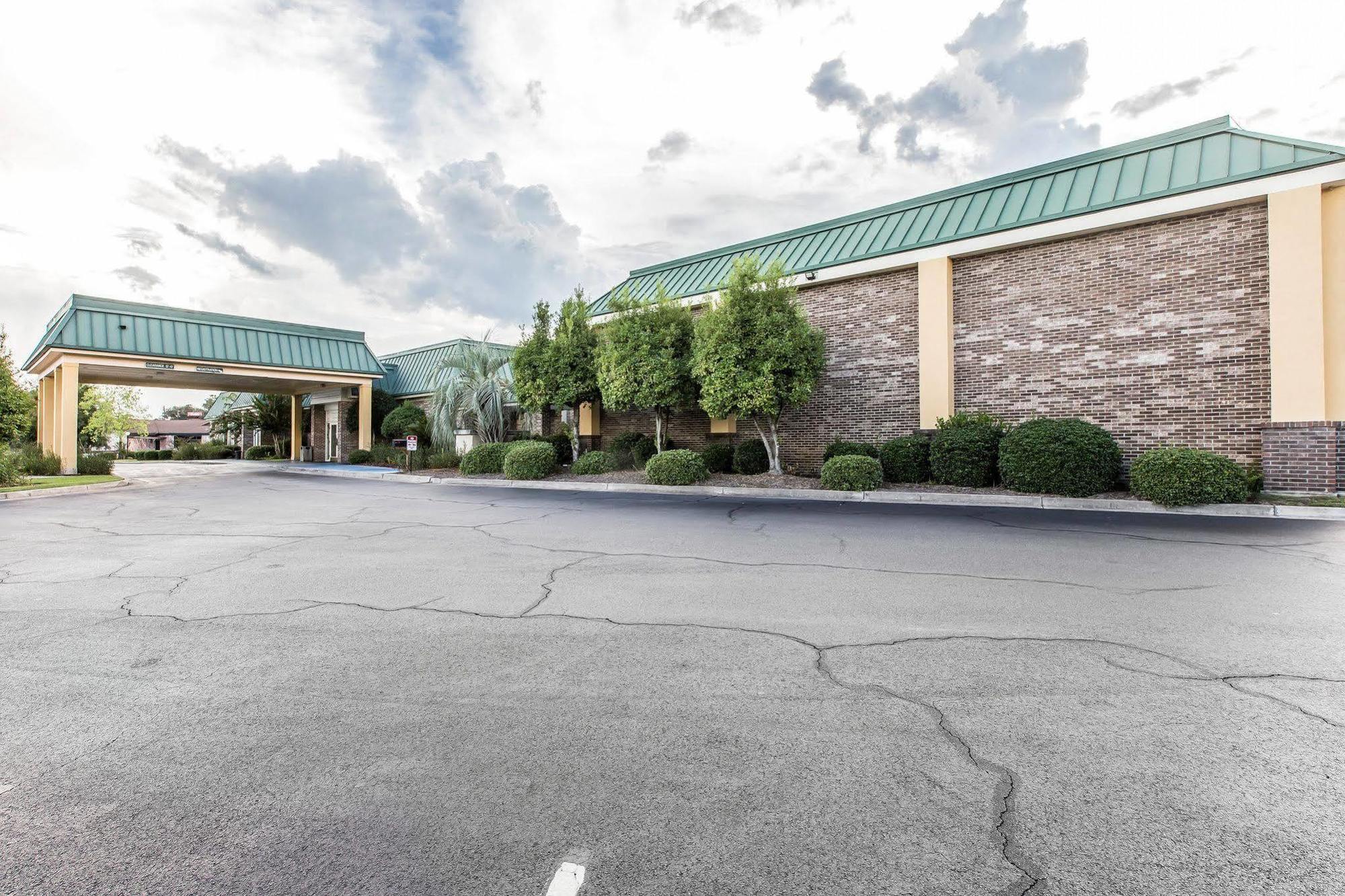Days Inn By Wyndham Hinesville Near Fort Stewart, Newly Renovated, Free Hot Breakfast, Restaurant And Bar Exterior foto